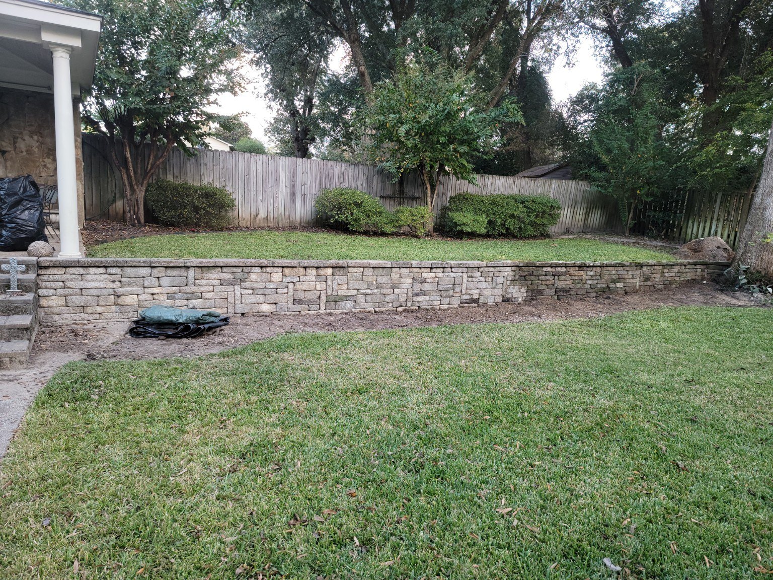 Finished landscape retaining wall with clean block courses